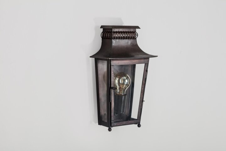 Cluny Nr. 203 | flache historische Wandleuchte mit zeitlosem Charme von LumArt